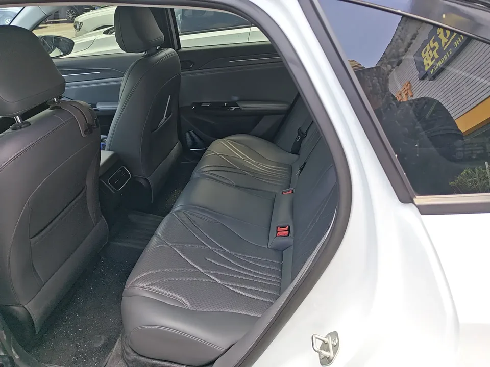 Geely Galaxy L6 Galaxy L6 2025 1.5 EM-i DHT 140KM Exploration+ Edition 2025 — миниатюра 3