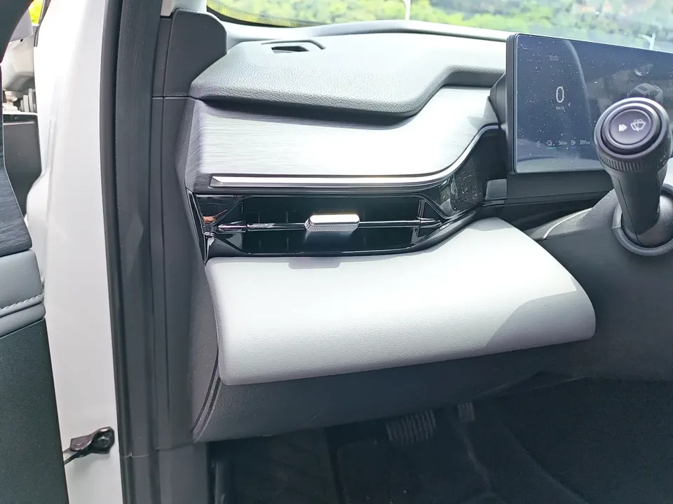 Geely Galaxy L6 Galaxy L6 2025 1.5 EM-i DHT 140KM Exploration+ Edition 2025 — миниатюра 4
