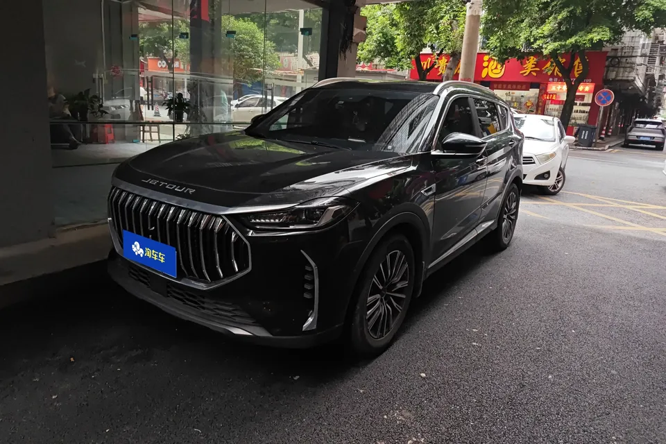 Jetour Jietu X70 PLUS Jietu X70 PLUS 2025 Champion Edition 1.5T DCT Champion PRO 7 Seaters 2025 — photo 1, buy with delivery to Moscow