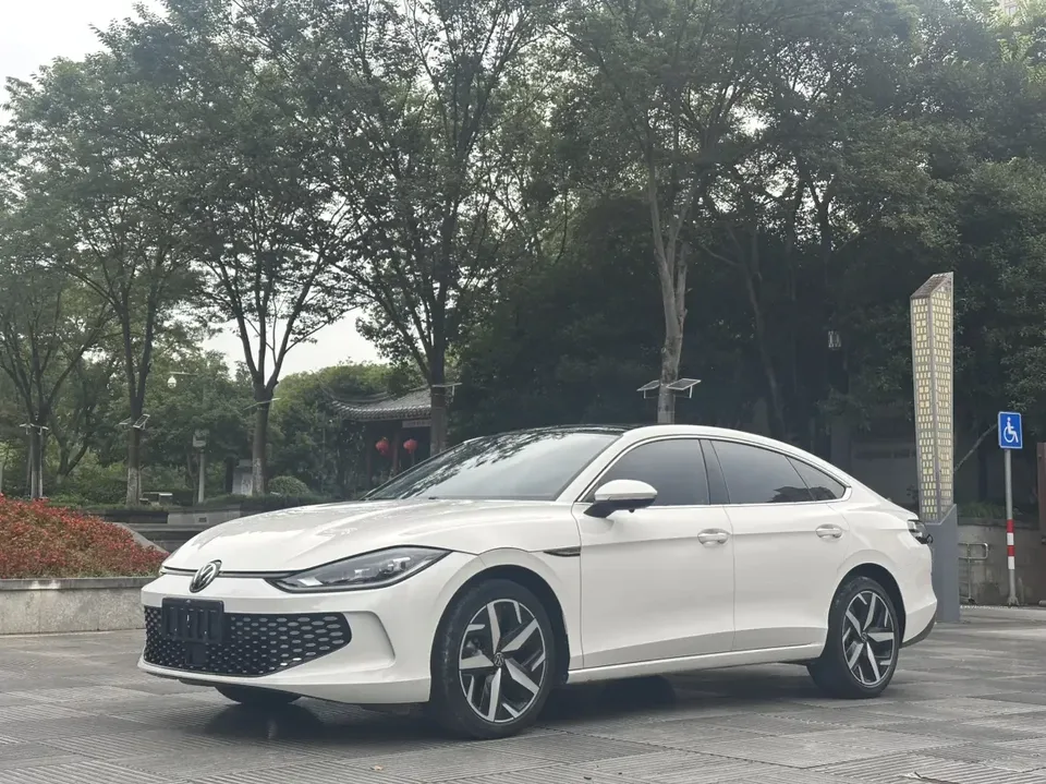 Volkswagen Lamando Lingdu 2022 Lingdu L 280TSI DSG Hot Edition 2023 — photo 1, buy with delivery to Moscow