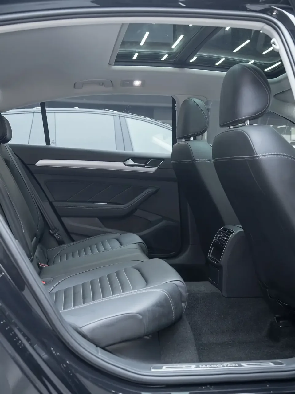 Volkswagen Magotan Magotan 2023 2 millionth anniversary edition 280TSI DSG comfort model 2023 — миниатюра 3