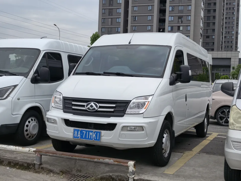 Datong Xintu V80 Xintu V80 2019 PLUS 2.0T 6-speed manual Aoyuntong long axis mid-top 7 seats 2022 — photo 1, buy with delivery to Moscow