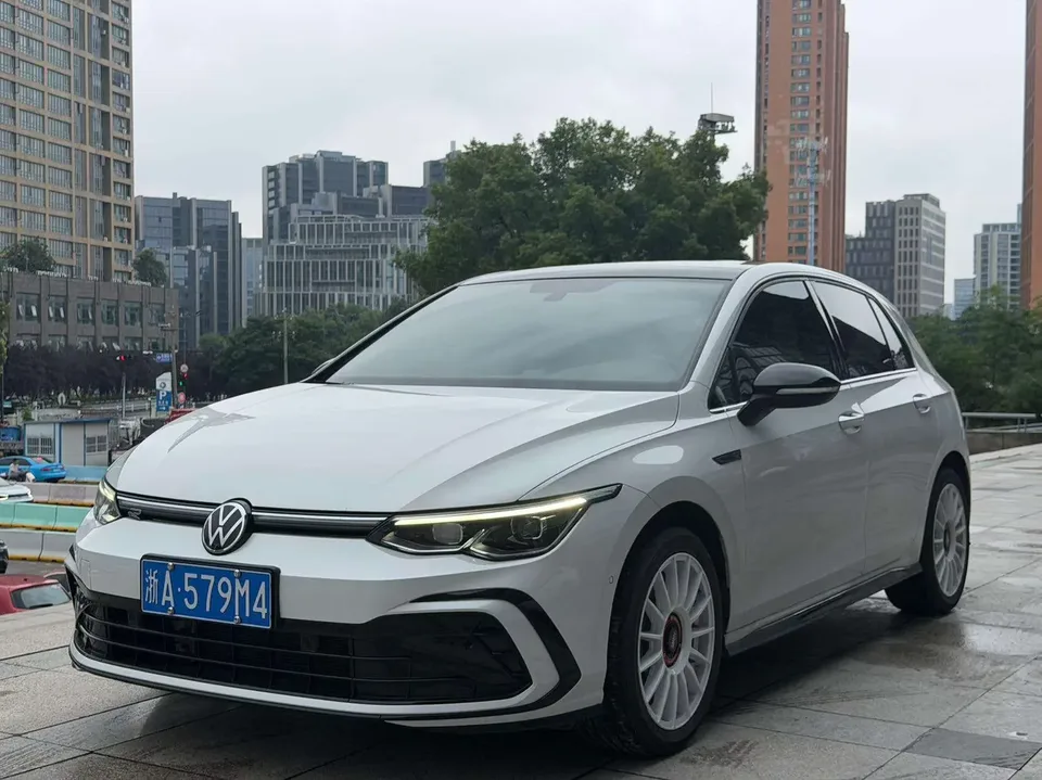Volkswagen Golf golf 2023 280TSI DSG R-Line 2023 — фото 1, купить с доставкой в Москву