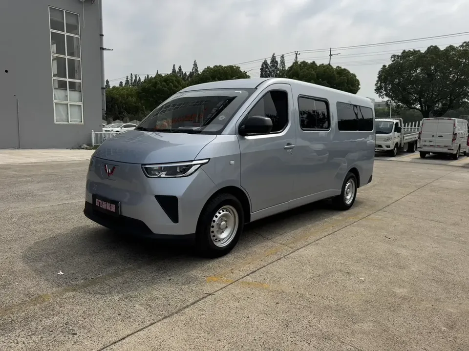 Wuling Yangguang Wuling Yangguang 2024 300km Comfortable Bus Version 75kW 2025 — photo 1, buy with delivery to Moscow