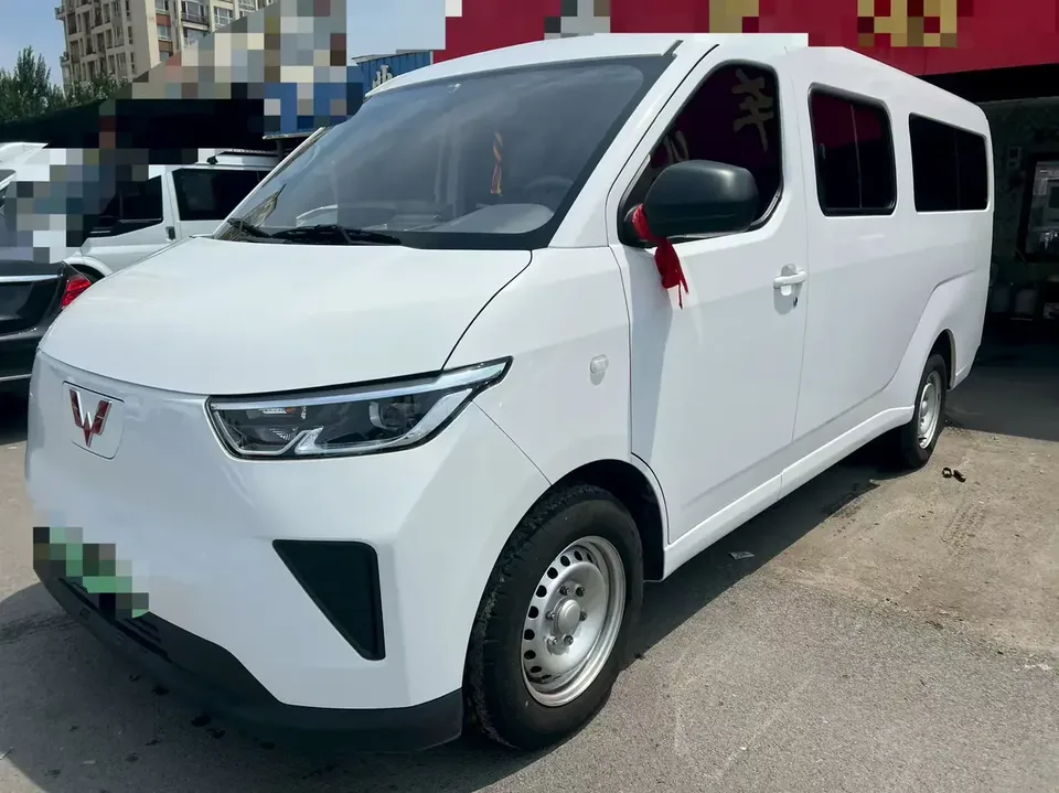 Wuling Yangguang Wuling Yangguang 2024 300km Comfortable Bus Version 75kW 2024 — photo 1, buy with delivery to Moscow