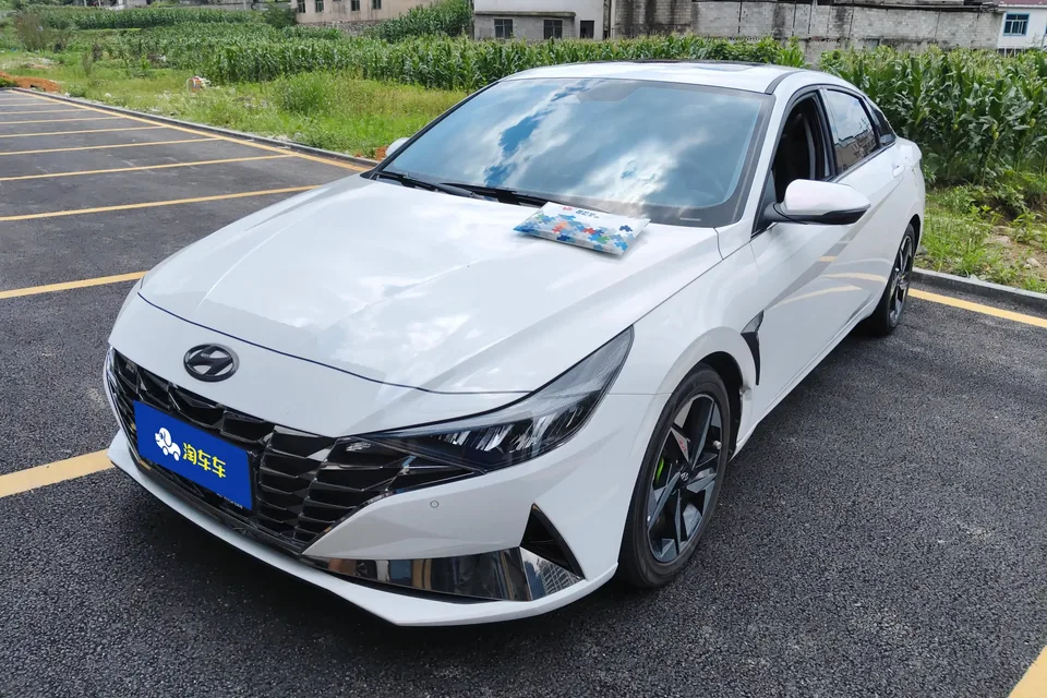 Hyundai Elantra Elantra 2022 1.5L CVT LUX Premium Edition 2023 — фото 1, купить с доставкой в Москву