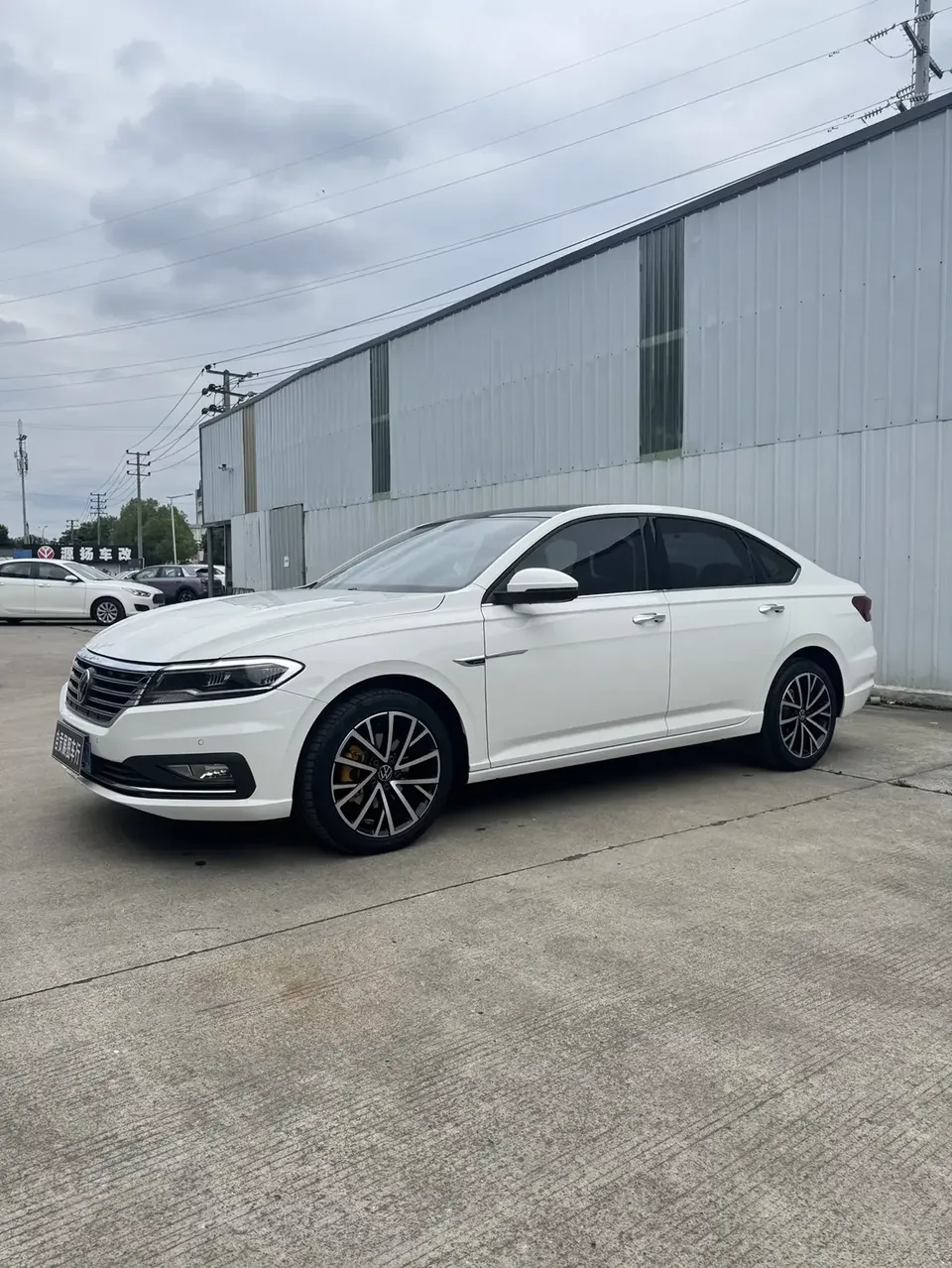 Volkswagen Lavida Lavida 2022 280TSI DSG Deluxe 2022 — фото 1, купить с доставкой в Москву