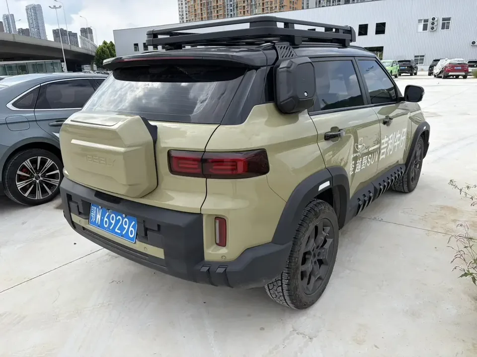Geely ICON Geely ICON 2023 1.5TD Chocolate Edition 2024 — thumbnail 2