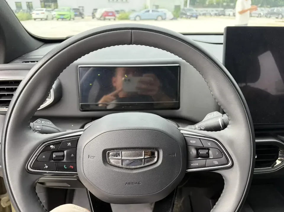 Geely ICON Geely ICON 2023 1.5TD Chocolate Edition 2024 — thumbnail 3