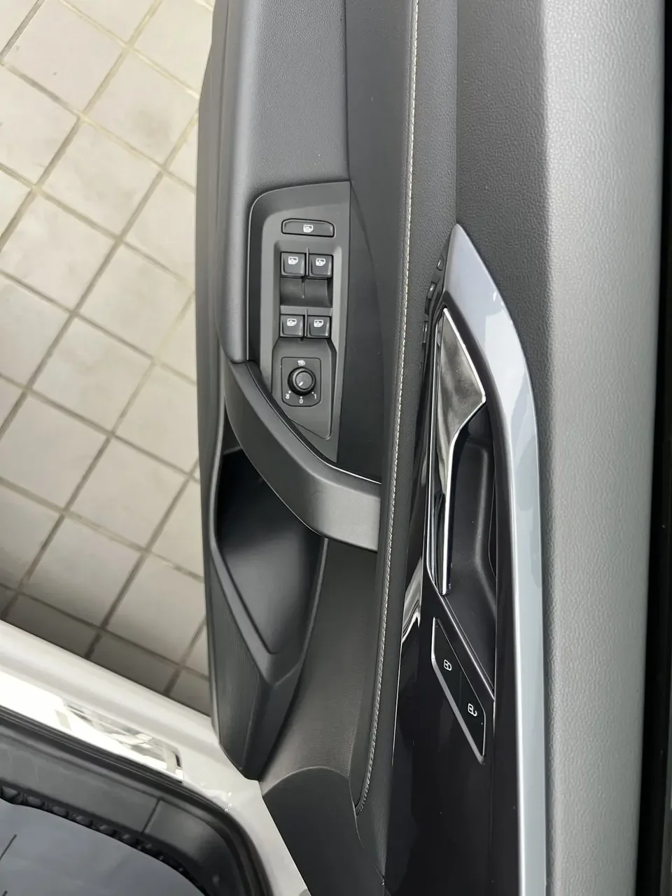 Volkswagen Tharu tuyue 2022 280TSI 2WD Deluxe Edition 2022 — thumbnail 4
