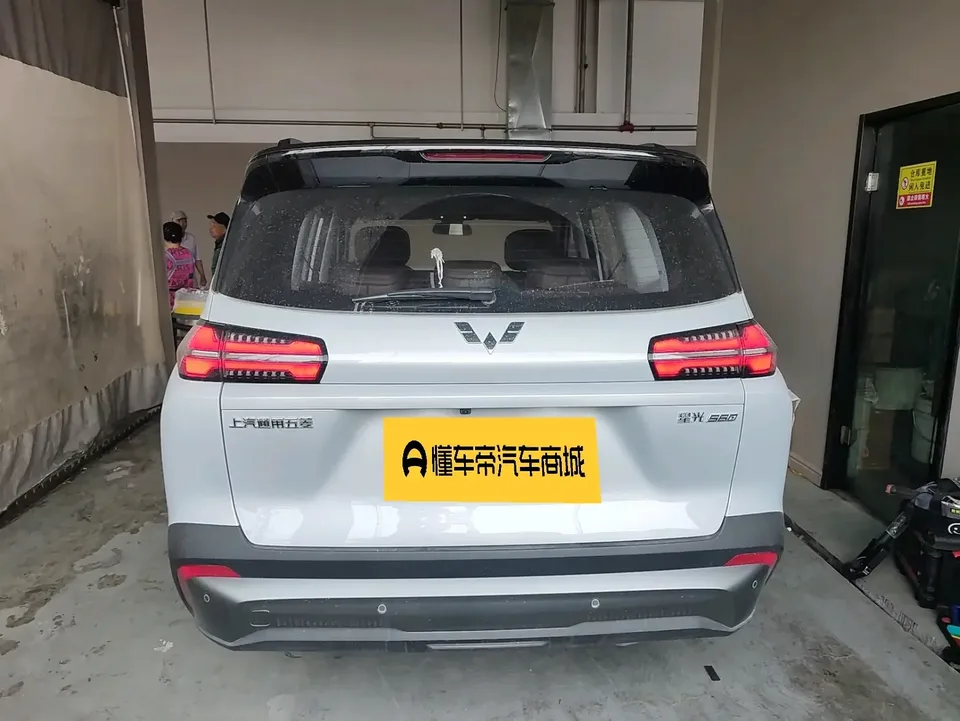 Wuling Starlight 560 PHEV Starlight 560 PHEV 2026 125km Luxury 2025 — миниатюра 2