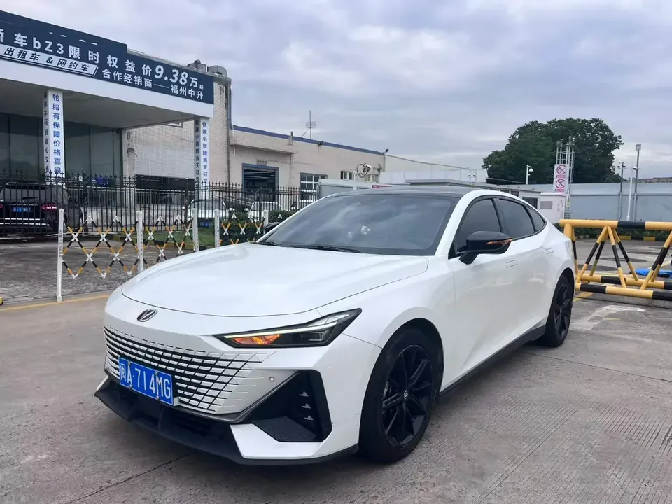 Changan UNI-V Changan UNI-V 2023 1.5T Premium 2023 — photo 1, buy with delivery to Moscow