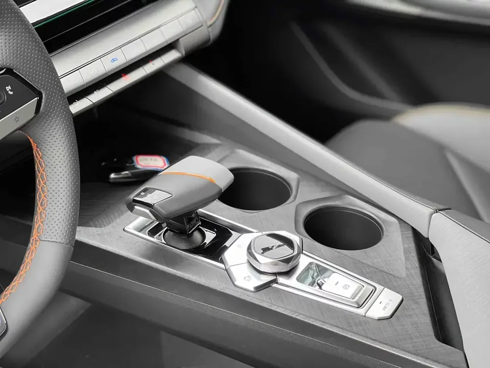Changan UNI-V Changan UNI-V 2023 1.5T Premium 2023 — миниатюра 3