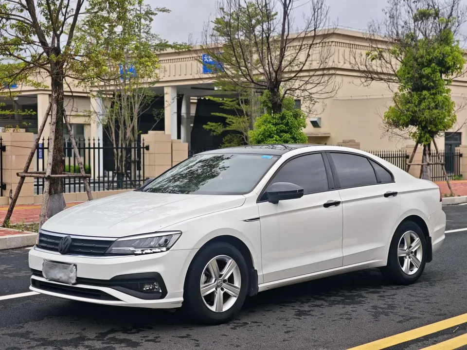 Volkswagen Lamando Lingdu 2021 230TSI DSG Fashion Edition 2022 — photo 1, buy with delivery to Moscow