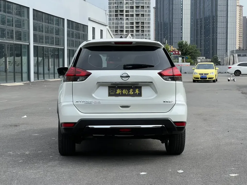Nissan X-Trail Qijun 2023 Classic Edition 2.0L 2WD Smart Link Premium Edition 2024 — thumbnail 2