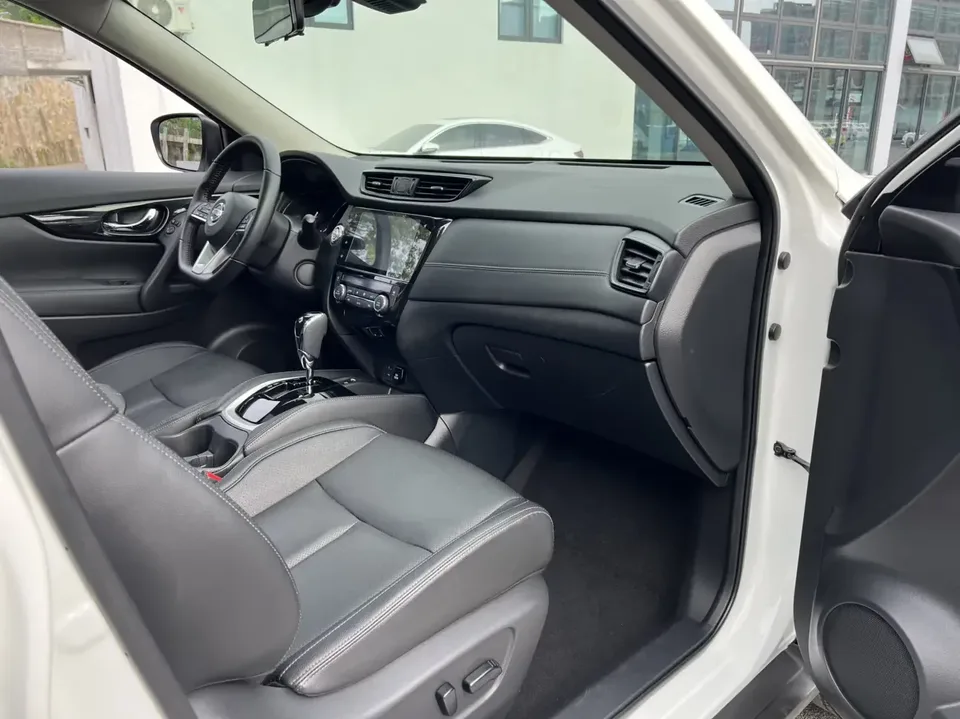 Nissan X-Trail Qijun 2023 Classic Edition 2.0L 2WD Smart Link Premium Edition 2024 — thumbnail 4