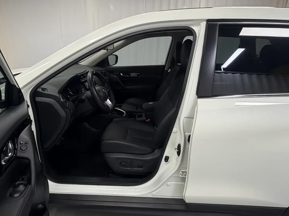 Nissan X-Trail Qijun 2023 Classic Edition 2.0L 2WD Smart Comfort Edition 2025 — thumbnail 5