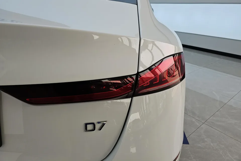 Roewe D7 DMH Roewe D7 DMH 2025 125 World Champion Excellence Edition 2025 — thumbnail 2