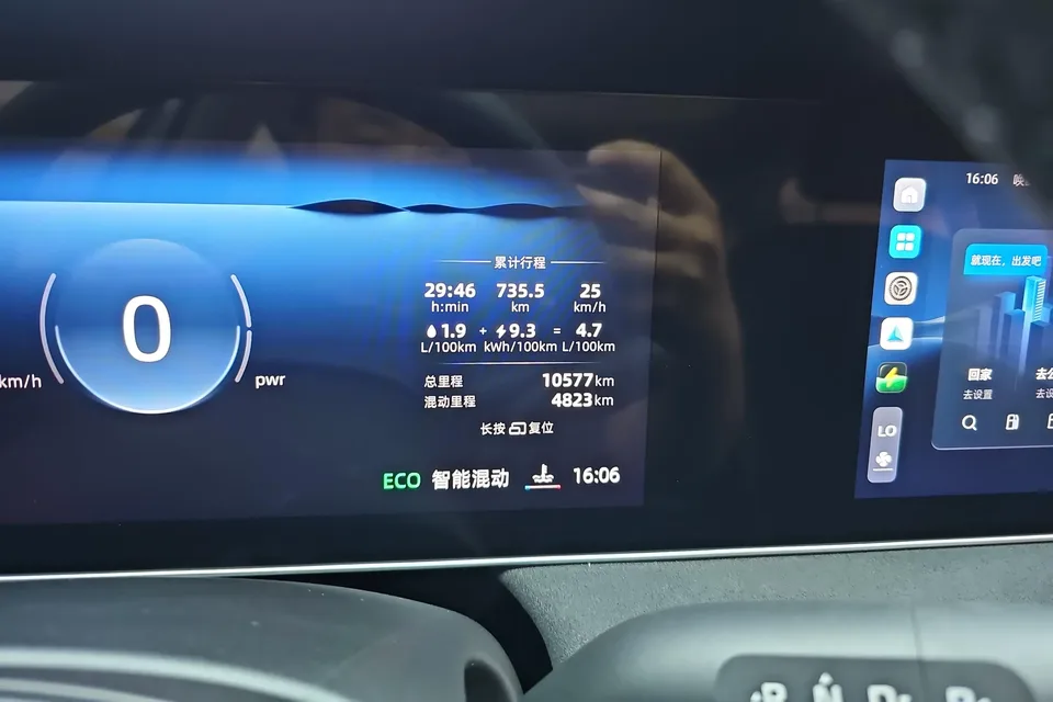 Roewe D7 DMH Roewe D7 DMH 2025 125 World Champion Excellence Edition 2025 — thumbnail 4