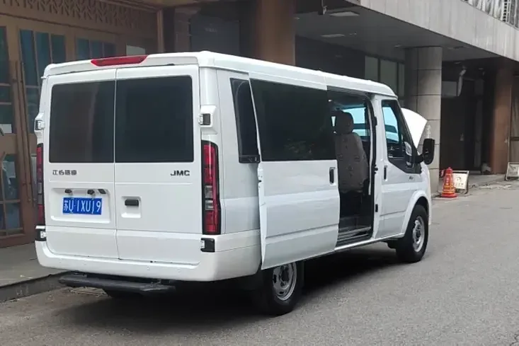 Jiangling Fushun Fushun 2024 2.0T manual diesel mid-axle low-top commercial multi-purpose passenger car 6 seats 2025 — thumbnail 2