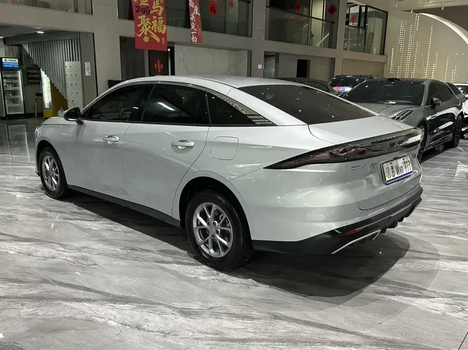 Geely Galaxy L6 Galaxy L6 2025 1.5 EM-i DHT 60KM Sailing Edition 2025 — thumbnail 2
