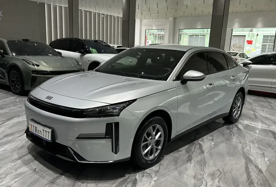 Geely Galaxy L6 Galaxy L6 2025 1.5 EM-i DHT 60KM Sailing Edition 2025 — photo 1, buy with delivery to Moscow