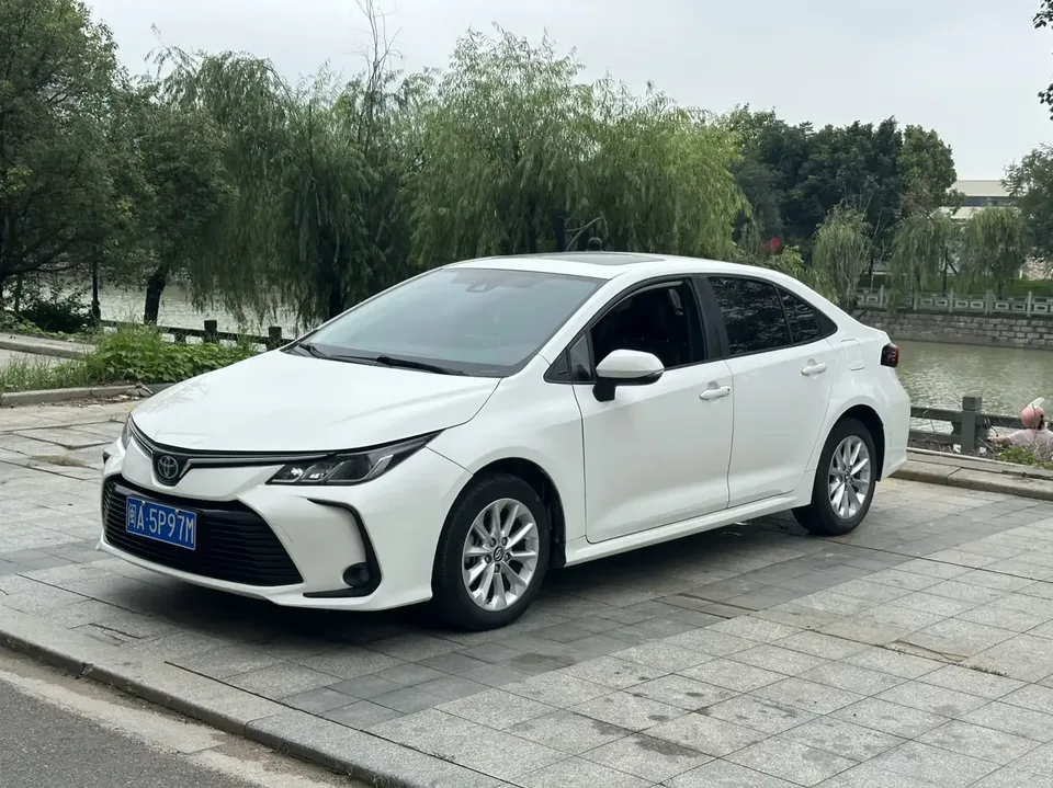 Toyota Corolla Corolla 2021 Dual Engine 1.8L E-CVT Pioneer Edition 2022 — photo 1, buy with delivery to Moscow
