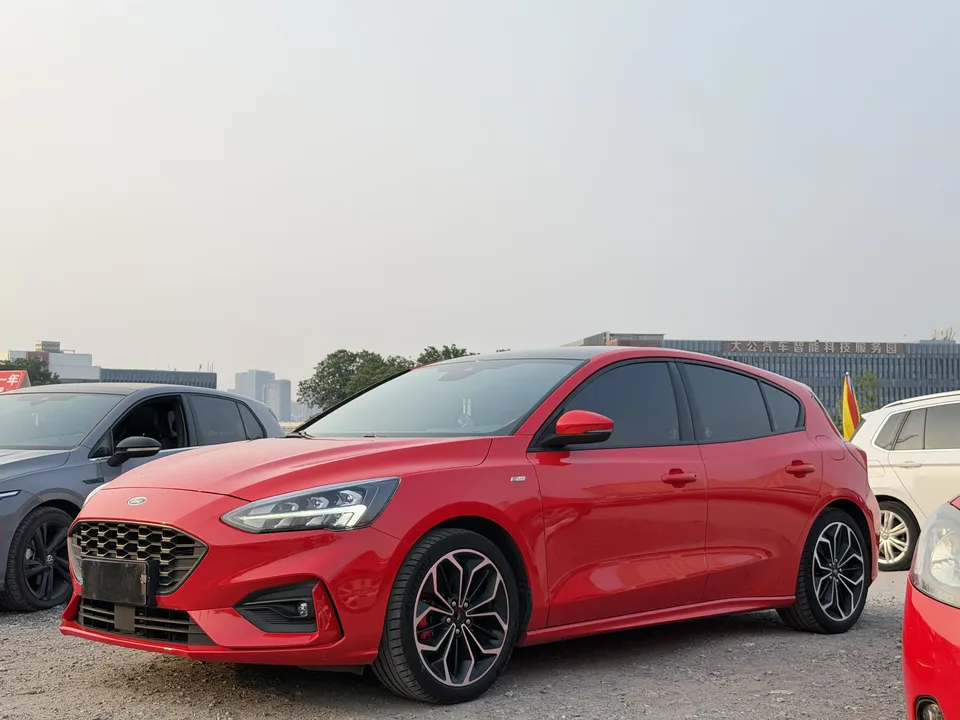Ford Focus fox 2020 Hatchback EcoBoost 180 Automatic ST Line 2022 — photo 1, buy with delivery to Moscow