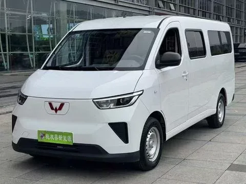 Wuling Yangguang Wuling Yangguang 2024 300km Comfortable Bus Version 75kW 2024 — photo 1, buy with delivery to Moscow