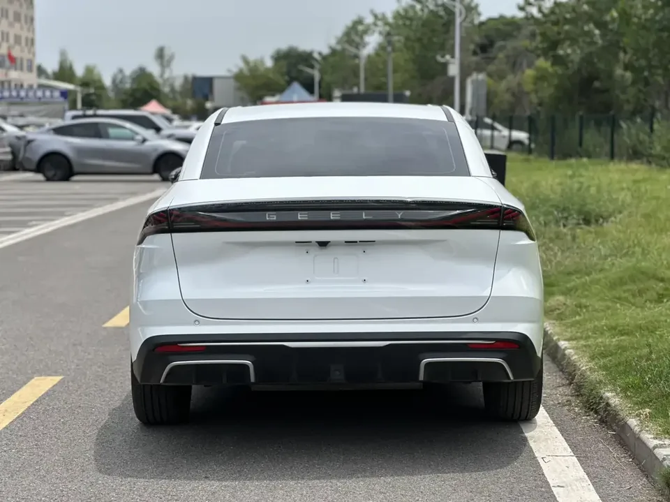 Geely Galaxy L6 Galaxy L6 2025 1.5 EM-i DHT 140KM Exploration+ Edition 2025 — thumbnail 2