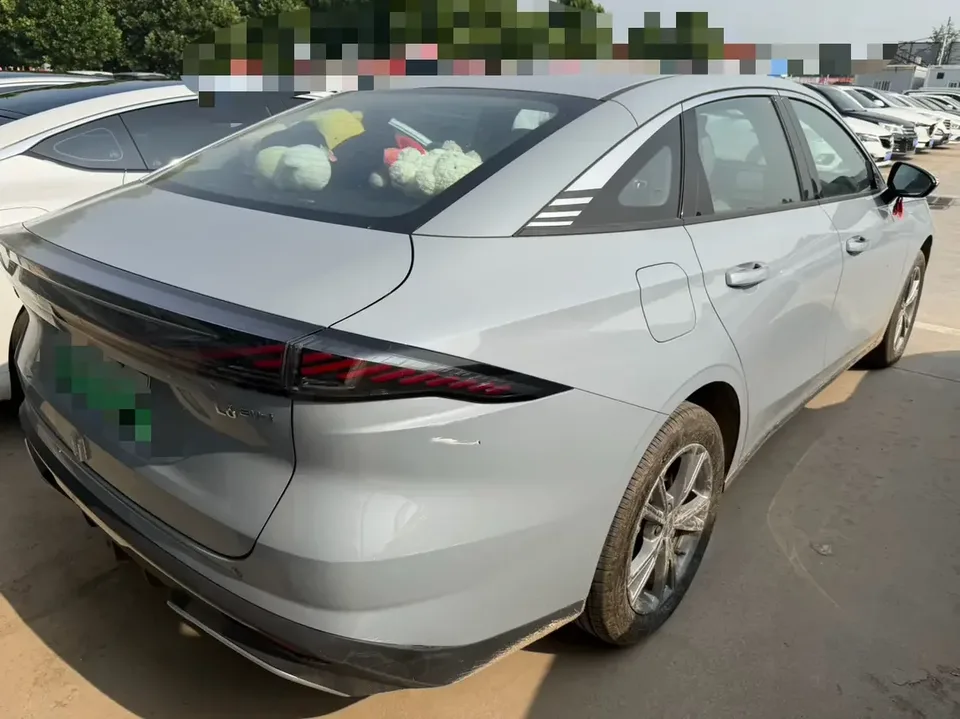 Geely Galaxy L6 Galaxy L6 2025 1.5 EM-i DHT 140KM Starship Edition 2026 — thumbnail 2