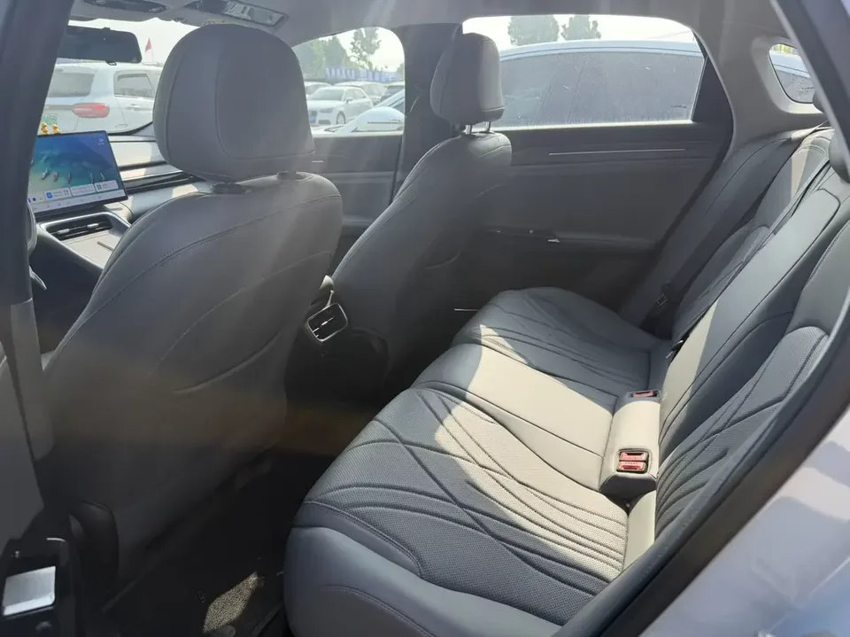 Geely Galaxy L6 Galaxy L6 2025 1.5 EM-i DHT 140KM Starship Edition 2026 — thumbnail 3