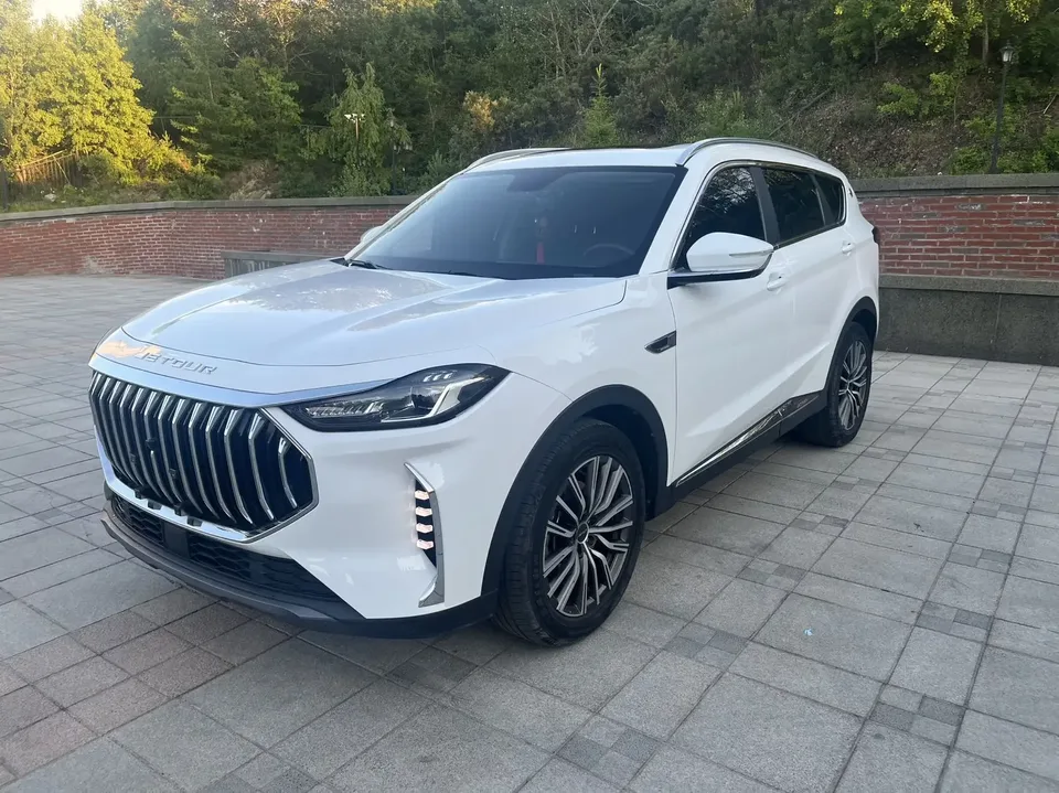 Jetour Jietu X70 PLUS Jietu X70 PLUS 2023 1.5T DCT Brave PLUS 5-seater 2023 — photo 1, buy with delivery to Moscow