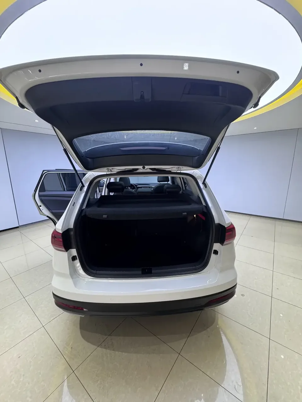 Volkswagen Tharu tuyue 2022 280TSI 2WD Deluxe Edition 2022 — thumbnail 3