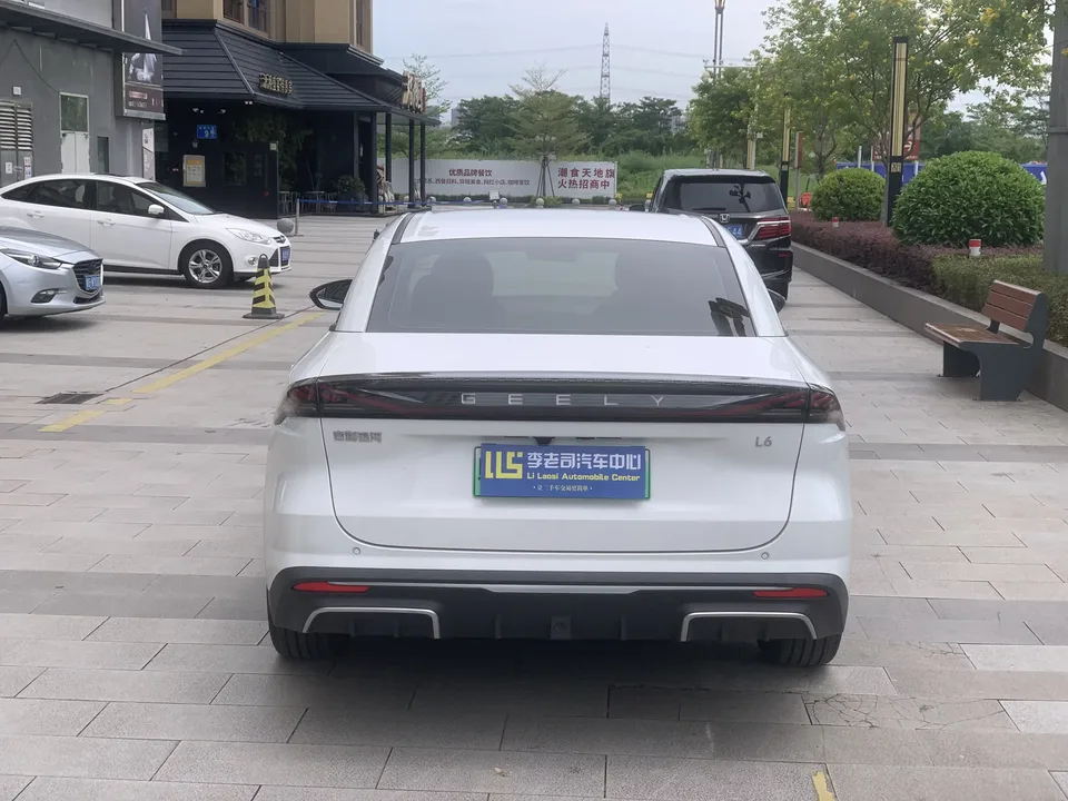 Geely Galaxy L6 Galaxy L6 2024 Longteng version 1.5T DHT 125km PLUS 2024 — thumbnail 4