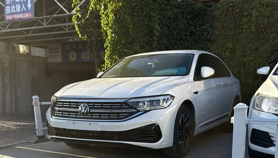 Volkswagen Sagitar Sagitar 2024 300TSI DSG Flying Edition 2024 — фото 1, купить с доставкой в Москву