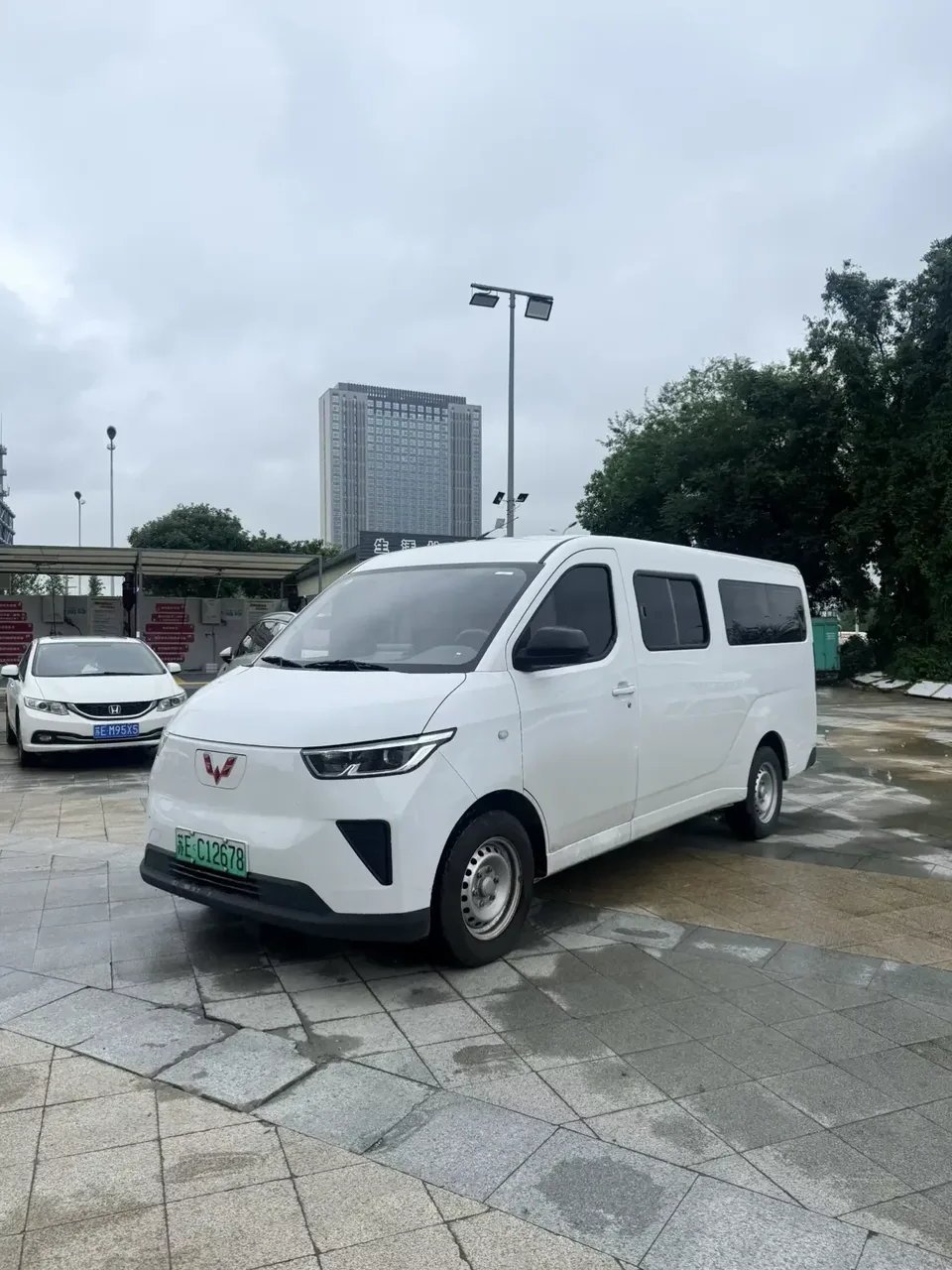 Wuling Yangguang Wuling Yangguang 2024 300km Comfortable Bus Version 75kW 2025 — photo 1, buy with delivery to Moscow