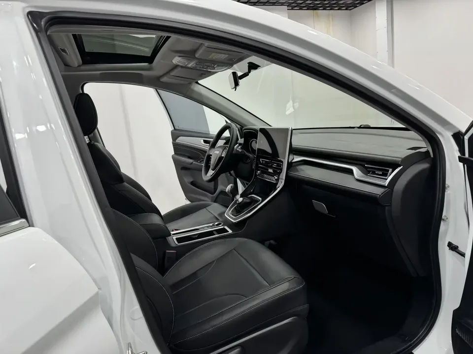 Haval M6 Haval M6 2023 PLUS 1.5T Manual Luxury Smart Connection 2023 — thumbnail 5