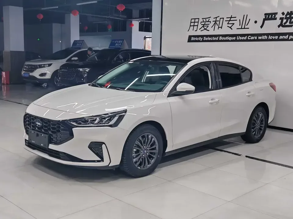 Ford Focus fox 2022 Hatchback EcoBoost 180 Automatic Racing Edition 2023 — photo 1, buy with delivery to Moscow