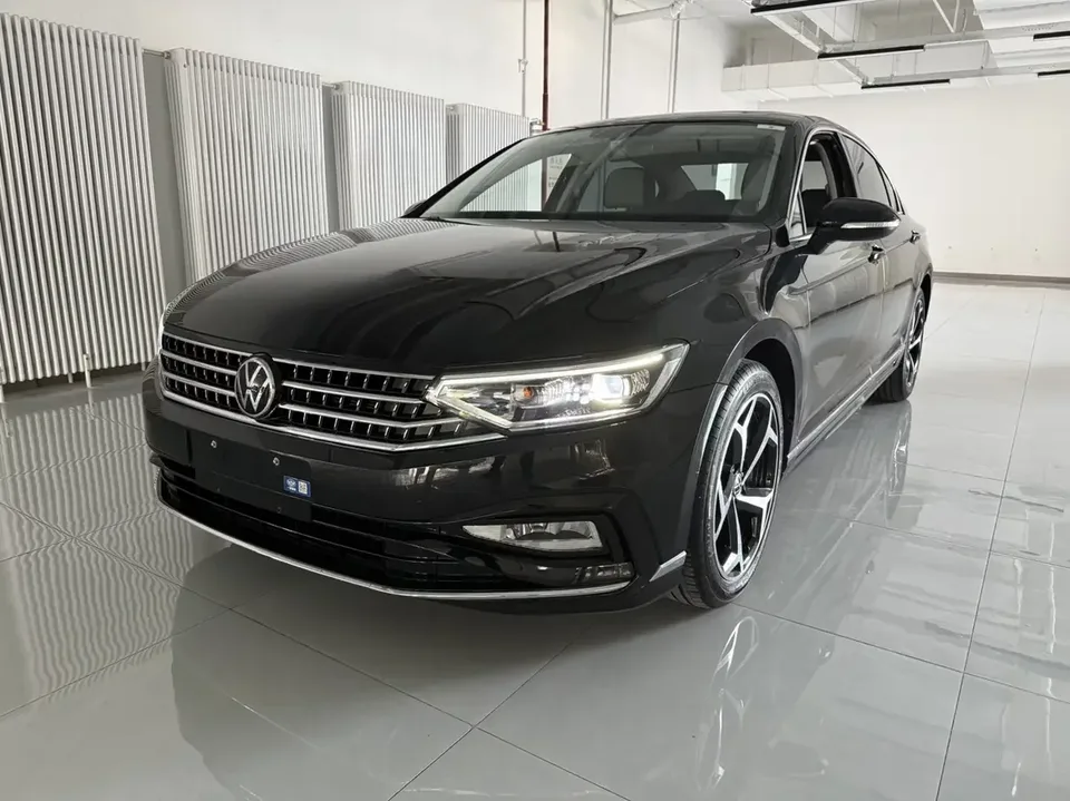 Volkswagen Magotan Magotan 2023 2 millionth anniversary edition 280TSI DSG leading model 2023 — photo 1, buy with delivery to Moscow
