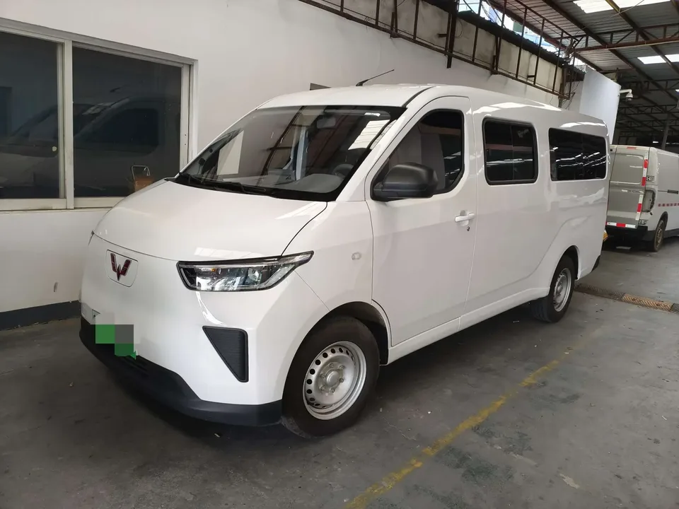 Wuling Yangguang Wuling Yangguang 2024 300km Comfortable Bus Version 75kW 2025 — photo 1, buy with delivery to Moscow