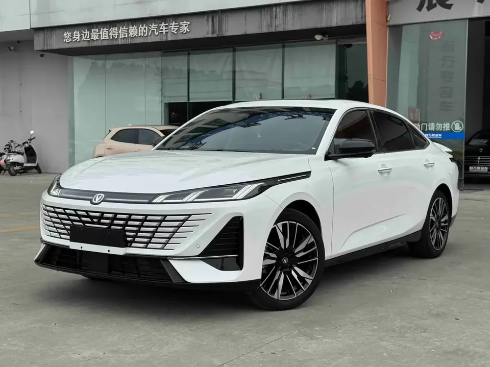 Changan Escape Escape 2026 Fourth-generation 1.5T DCT 500Bar Smart Edition 2026 — photo 1, buy with delivery to Moscow