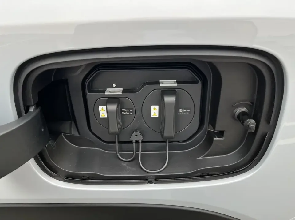 Wuling Starlight 560 PHEV Starlight 560 PHEV 2026 125km Luxury 2025 — thumbnail 3