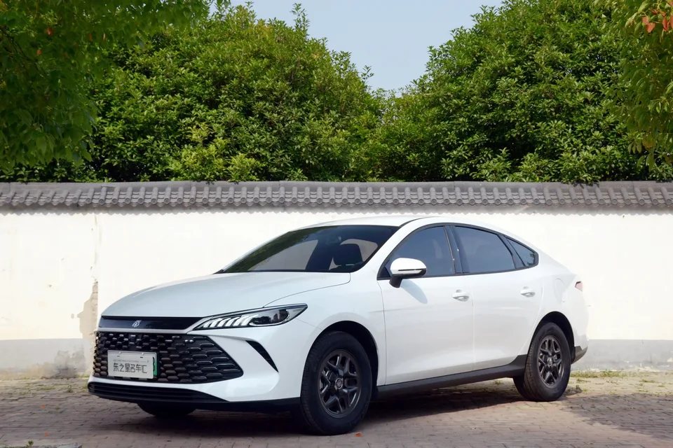 BYD Qin PLUS DM Qin PLUS DM 2025 DM-i Intelligent Driving Version 128KM Progressive 2026 — photo 1, buy with delivery to Moscow