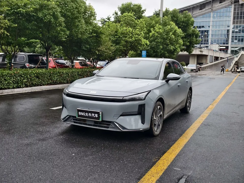Geely Galaxy L6 Galaxy L6 2024 Longteng version 1.5T DHT 125km PLUS 2024 — photo 1, buy with delivery to Moscow