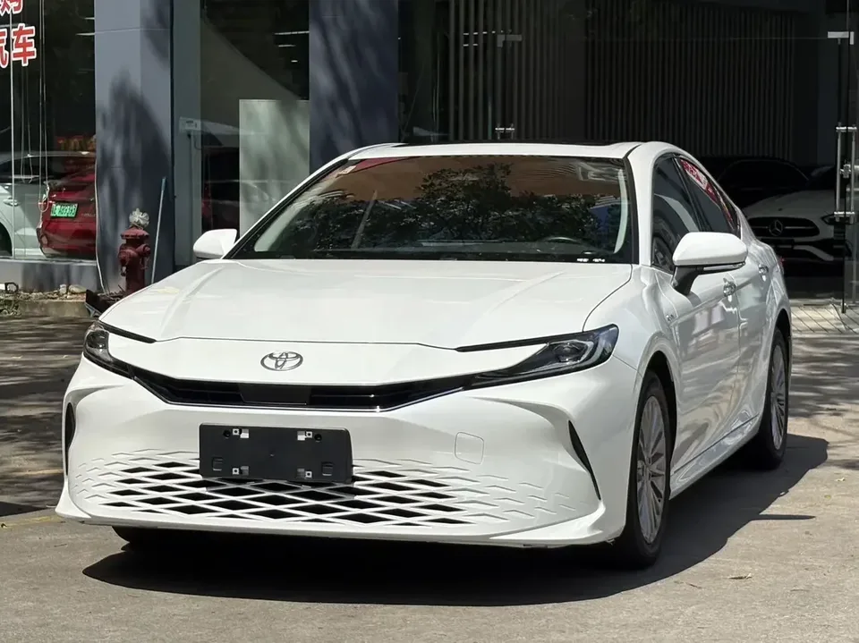 Toyota Camry Camry 2024 Hybrid 2.0HGVP Deluxe Edition 2024 — photo 1, buy with delivery to Moscow