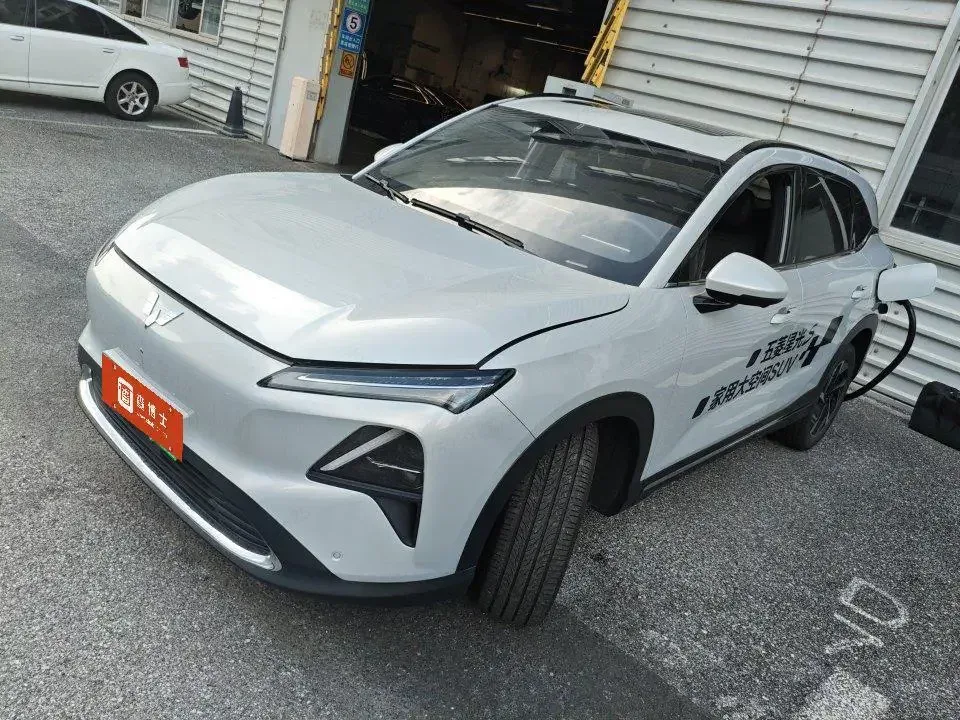 Wuling Starlight S PHEV Wuling Starlight S PHEV 2024 130km Flagship 2024 — photo 1, buy with delivery to Moscow