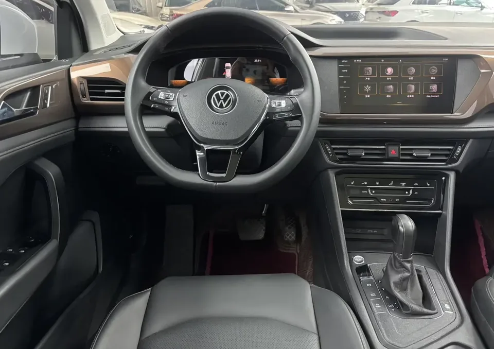 Volkswagen Tharu tuyue 2022 280TSI 2WD Deluxe Edition 2022 — thumbnail 3