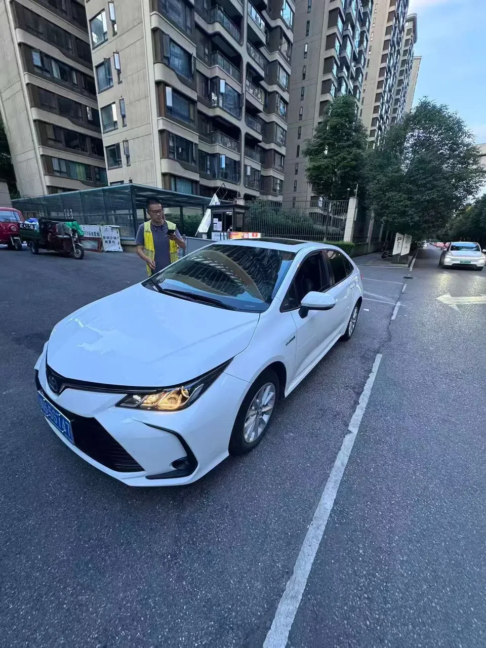 Toyota Corolla Corolla 2021 Dual Engine 1.8L E-CVT Elite Edition 2023 — фото 1, купить с доставкой в Москву