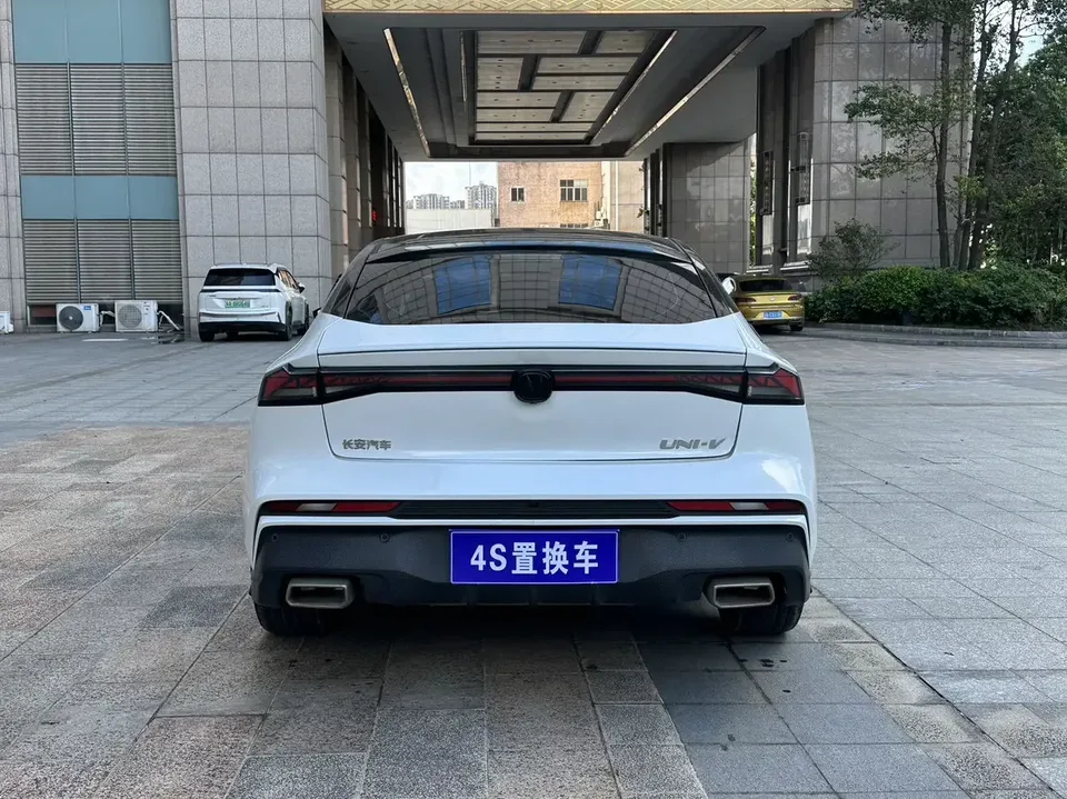Changan UNI-V Changan UNI-V 2024 1.5T Premium 2024 — миниатюра 2